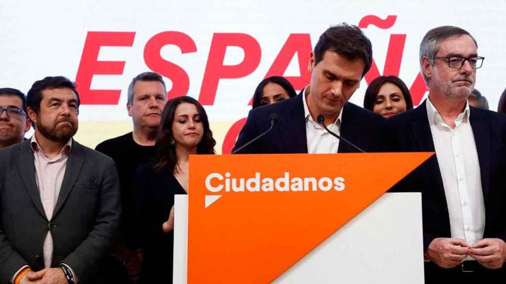 El líder de Ciudadanos, Albert Rivera (c), junto a Inés Arrimadas (2i) y el resto de la cúpula de la formación naranja en la valoración de los resultados del 10N / EFE