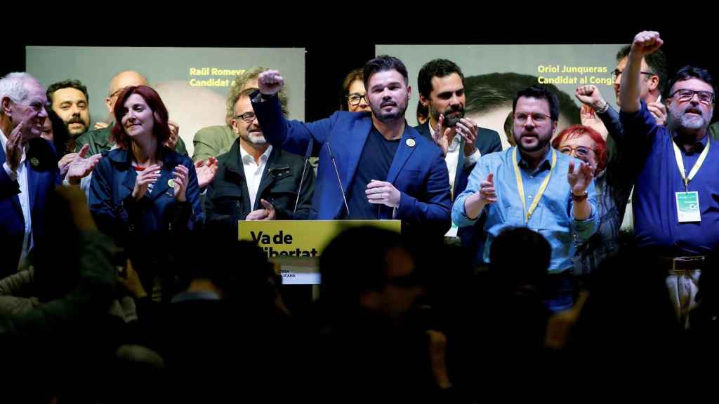 Gabriel Rufián, el candidato de ERC en las elecciones generales, junto a plana mayor de Esquerra, tras ganar las elecciones / Efe