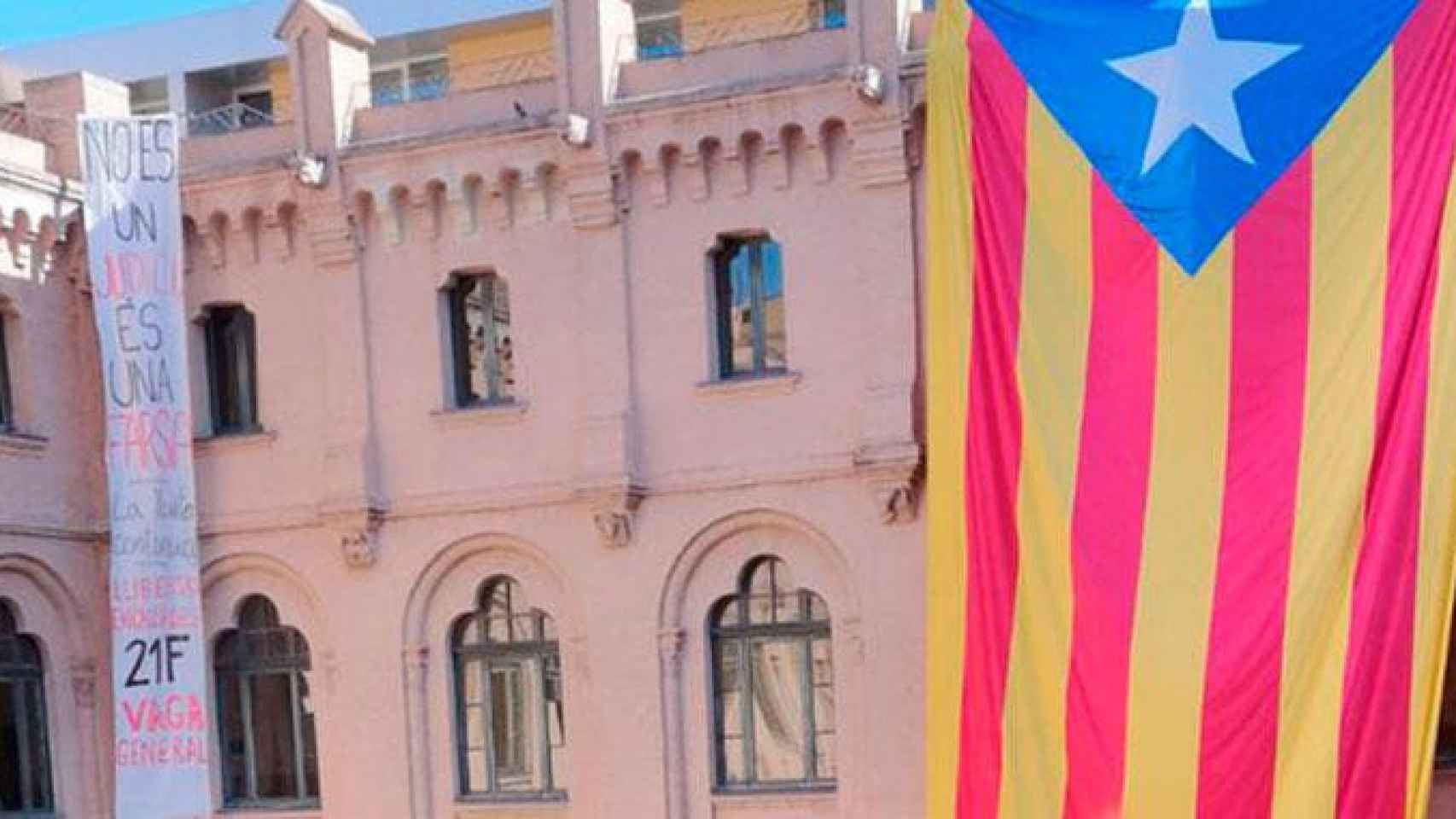 Estelada gigante y pancarta a favor de la huelga independentista en una de las fachadas de la Universitat de Lleida @JaulaAmarilla