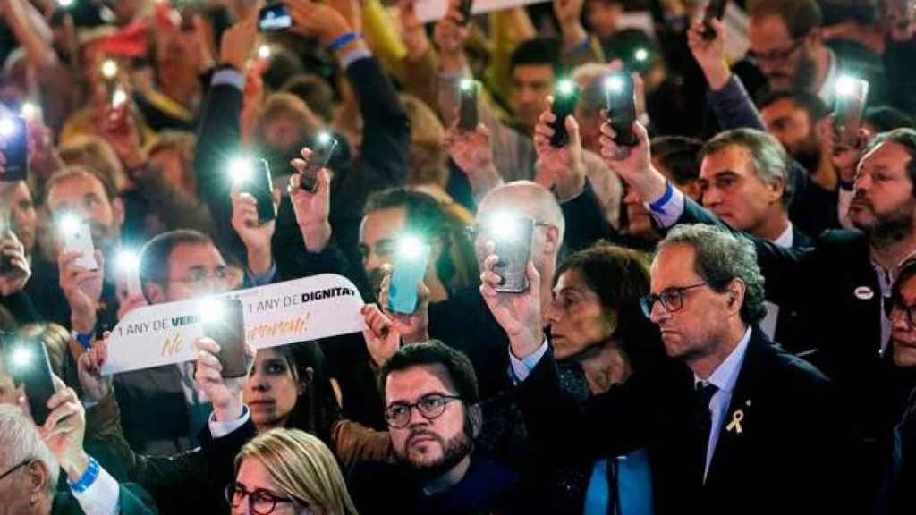 El presidente de la Generalitat, Quim Torra (abajo 2d), participa en la concentración Un año de vergüenza, un año de dignidad convocada por la ANC y Ómnium en homenaje a Jordi Sánchez y Jordi Cuixart, cuando se cumple un año de su prisión preventiva / E