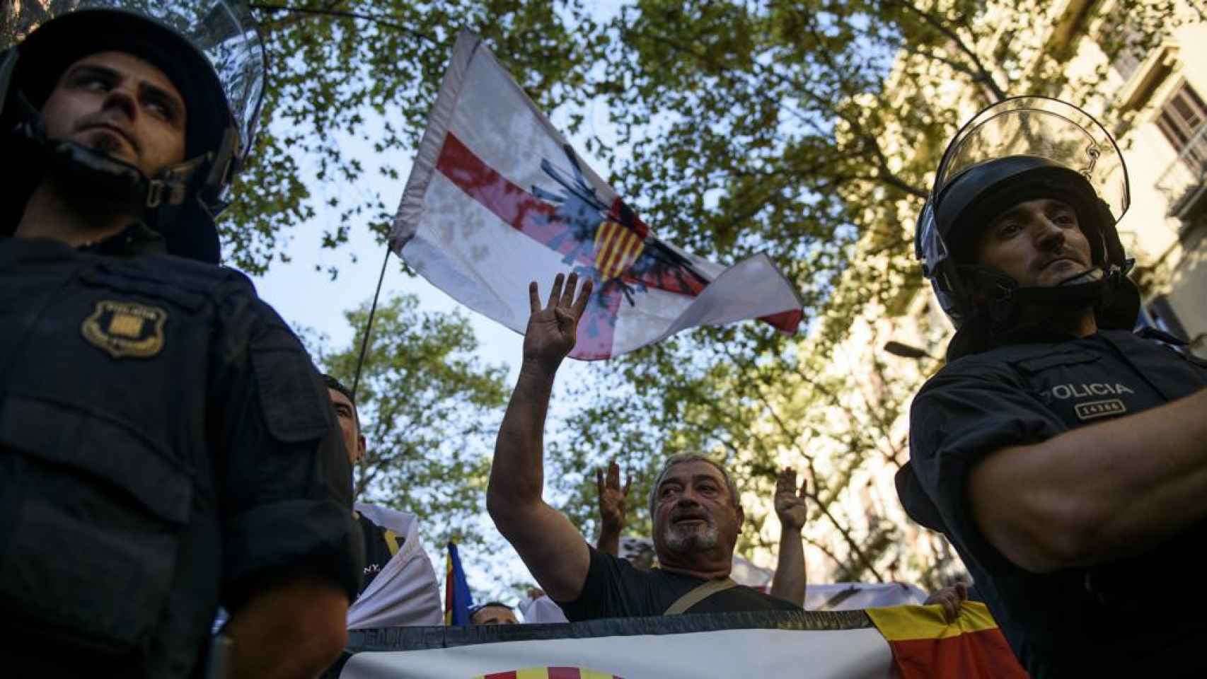 Un ciudadano en la ofrenda floral ante el monumento de Rafael Casanova durante la Diada / MIGUEL OSÉS