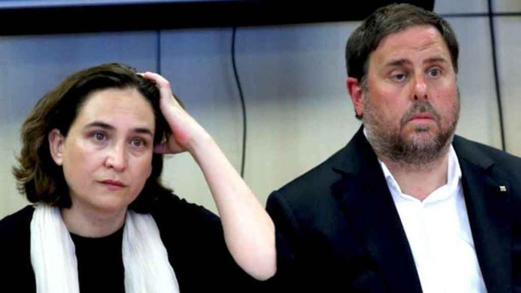 La alcaldesa de Barcelona, Ada Colau (i), y el exvicepresidente de Economía y Hacienda de la Generalitat, Oriol Junqueras (d), en una imagen de archivo.  / EFE