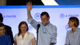 Mariano Rajoy (centro), junto a su mujer Elvira Fernández (2i), María Dolores de Cospedal (d) y Soraya Sáenz de Santamaría (i) tras conocer los resultados del 26J en la sede del PP.