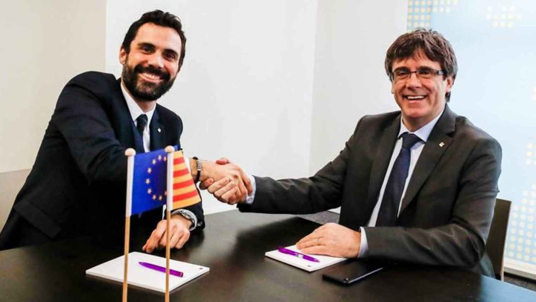 Carles Puigdemont (i) en Bruselas con el presidente del Parlament, Roger Torrent (ERC) / EFE