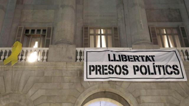 Un lazo público y una pancarta a favor de los presos por el 'procés' en la fachada del Ayuntamiento de Barcelona, ya retirados / EFE