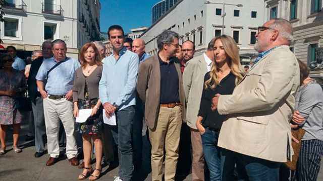 La directora del IES Pedraforca (L'Hospitalet), Dolores Asenjo, ante el Congreso junto con otros firmantes / EP