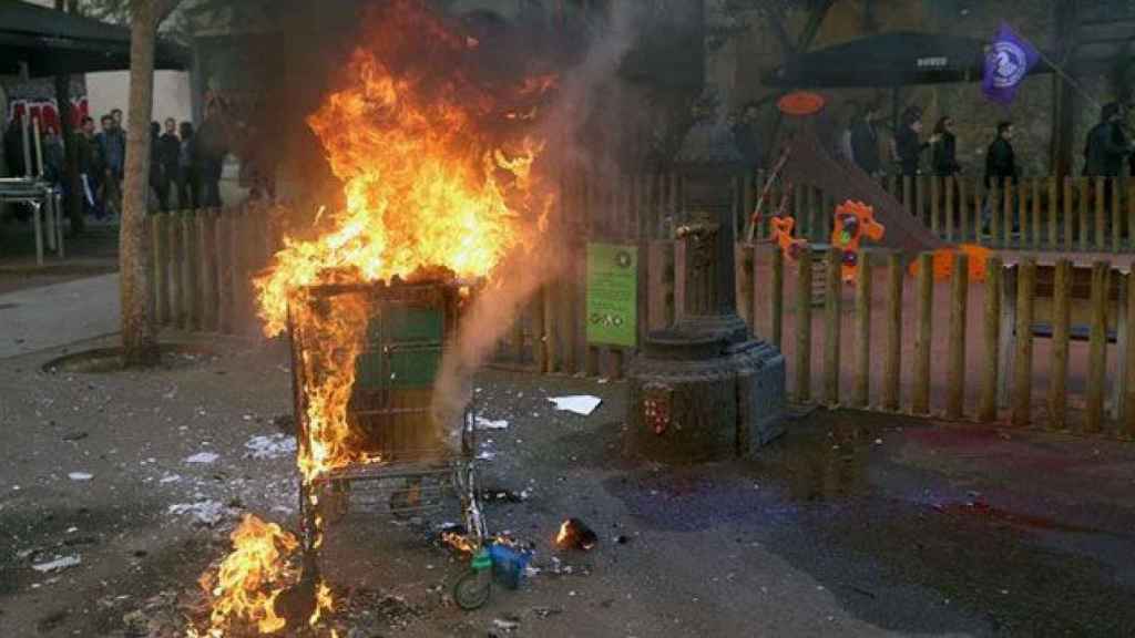 Un carro arde en el centro de Barcelona durante los incidentes registrados en una de las manifestaciones de la izquierda alternativa con motivo del Primero de Mayo / EFE