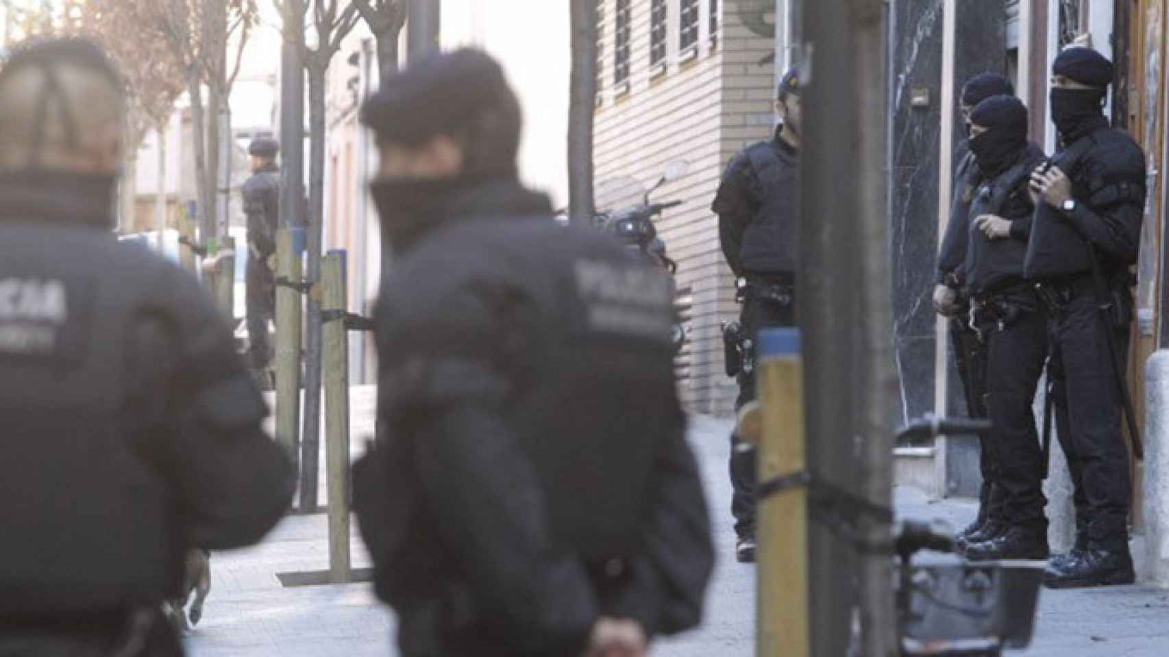 Los Mossos d'Esquadra, ante el Ateneu Llibertari de Sants en el marco de la operación Pandora / EFE