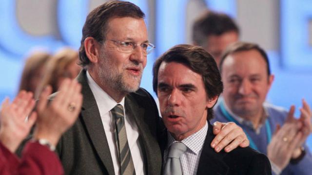 José María Aznar (d), expresidente del Gobierno y de honor del PP, y su sucesor en el partido y en Moncloa, Mariano Rajoy (i), en una imagen de archivo / CG