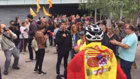 Un vecino ataviado con la bandera nacional discute con un independentista ante el Ayuntamiento de Badalona / CG