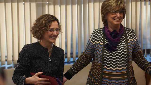 Meritxell Ruiz, consejera de Enseñanza de la Generalitat, con su predecesora, Irene Rigau / GENCAT