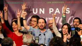 Pablo Iglesias (centro) celebra con la cúpula de Podemos los resultados del 20D