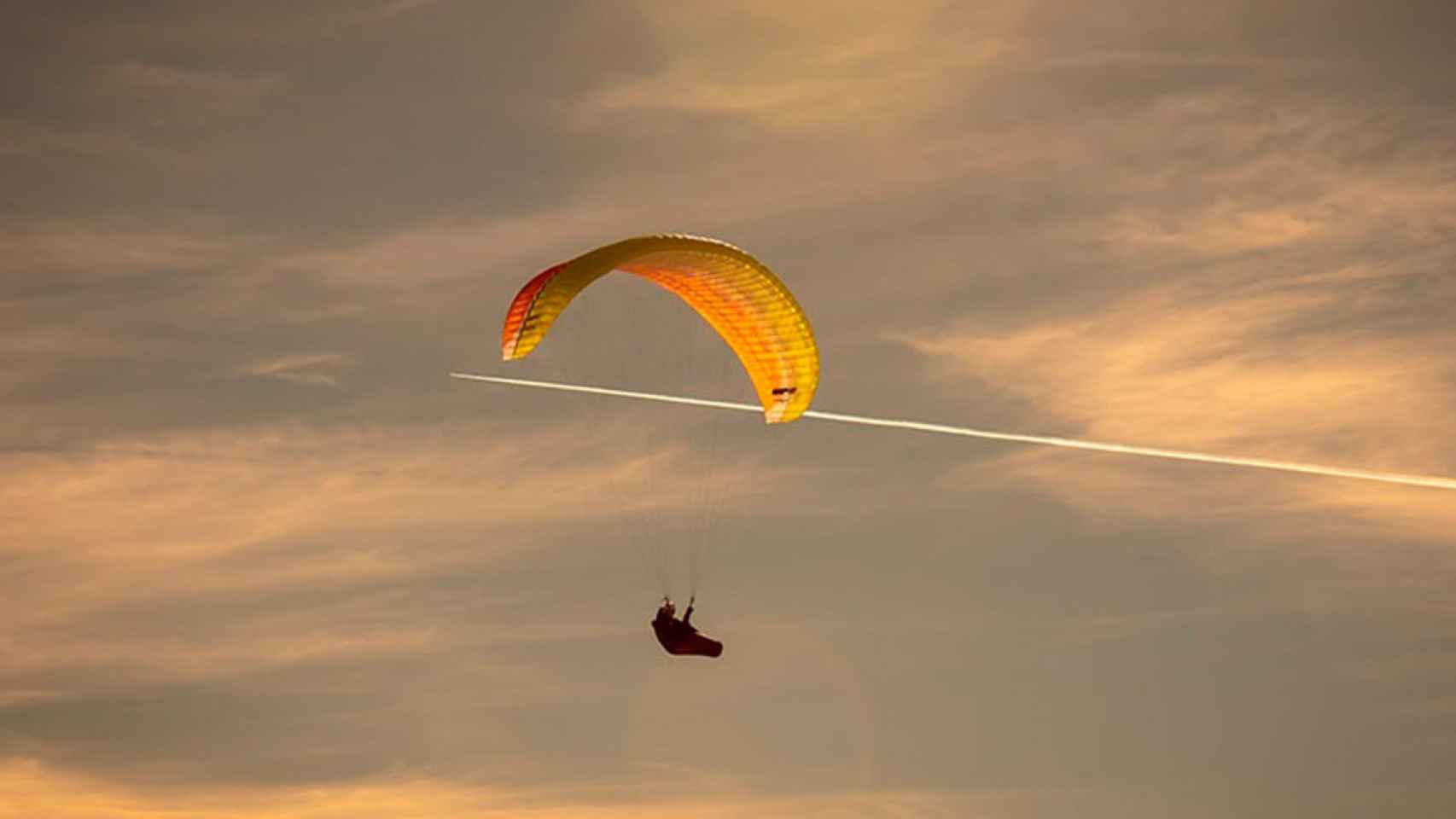 Una persona practicando parapente en una imagen de archivo / JUNTA DE ANDALUCÍA