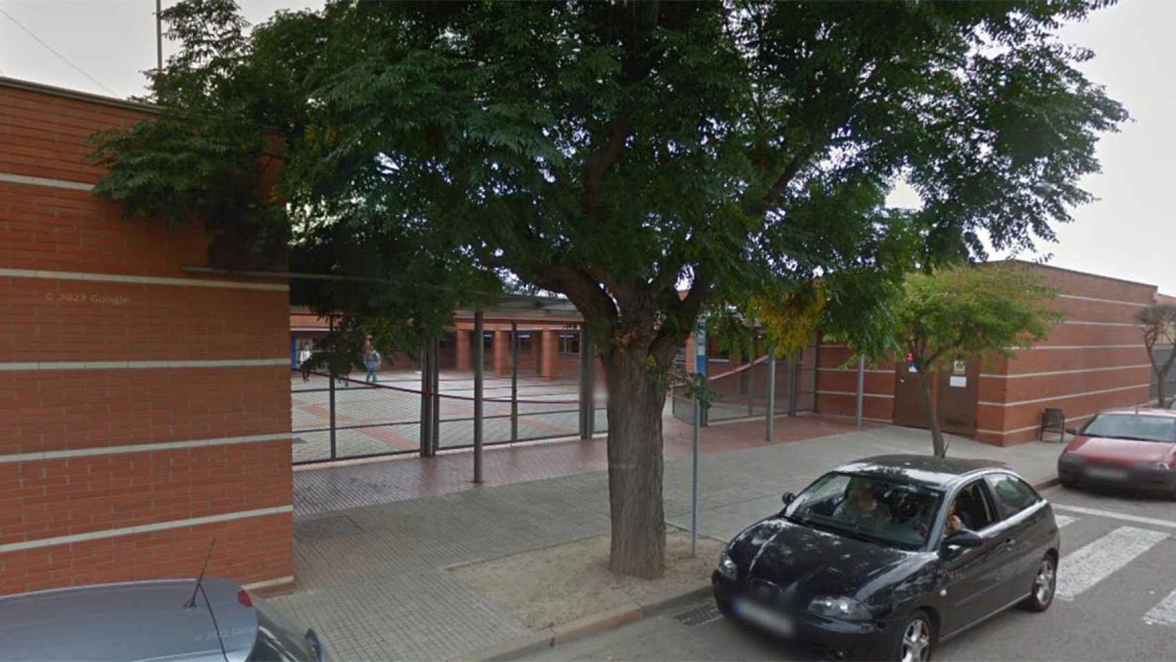 Instituto Llobregat de Sallent, donde estudiaban las hermanas gemelas que se precipitaron desde un tercer piso / GOOGLE MAPS