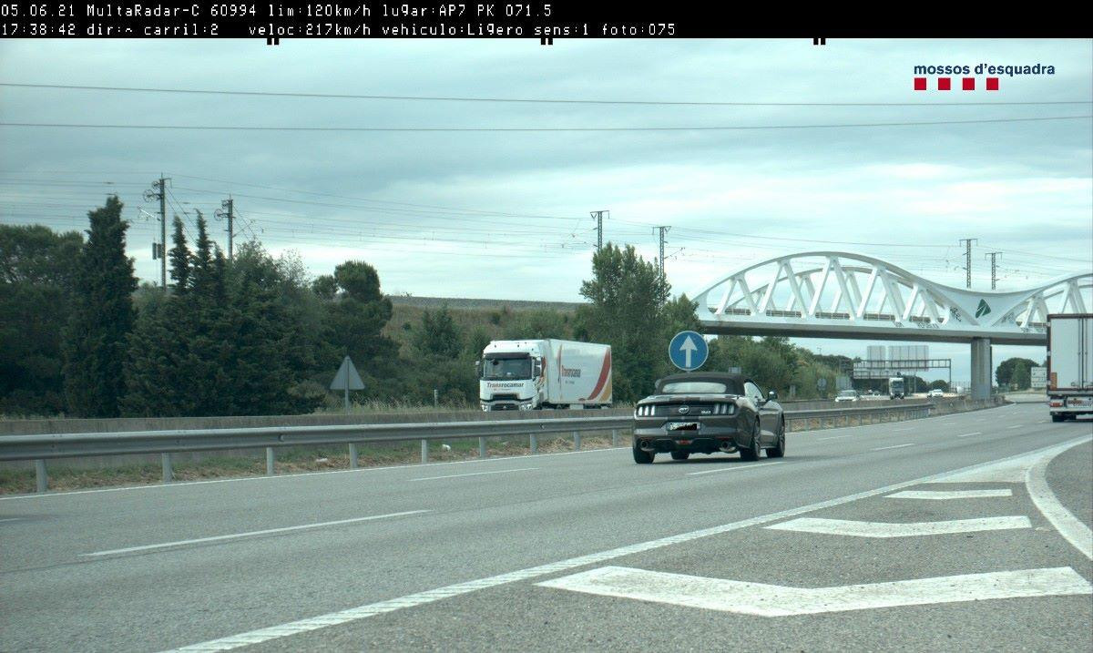 Momento en el que un radar caza a un coche a 217 Km/h por la autopista AP-7