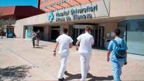 Tres sanitarios en el acceso al Hospital Arnau de Vilanova de Lleida / EFE