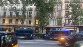 Mossos d'Esquadra desplegados frente al hotel Atrium Palace, en la Gran Via de Barcelona / CG