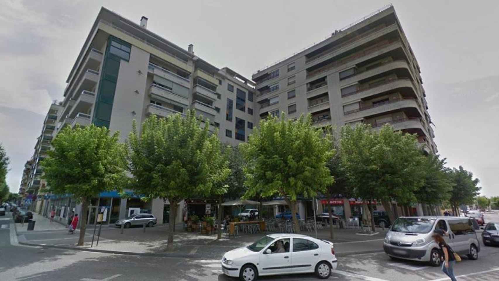 La plaza Pau Casals de Balaguer (Lleida), donde se encuentra el piso en el que hallaron muertos a dos abuelos el jueves pasado / GOOGLE MAPS