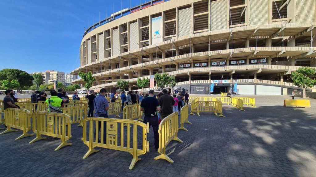 Imagen de la cola en el exterior del Camp Nou donde varias personas esperan para vacunarse contra el coronavirus / DEPARTAMENTO DE SALUD