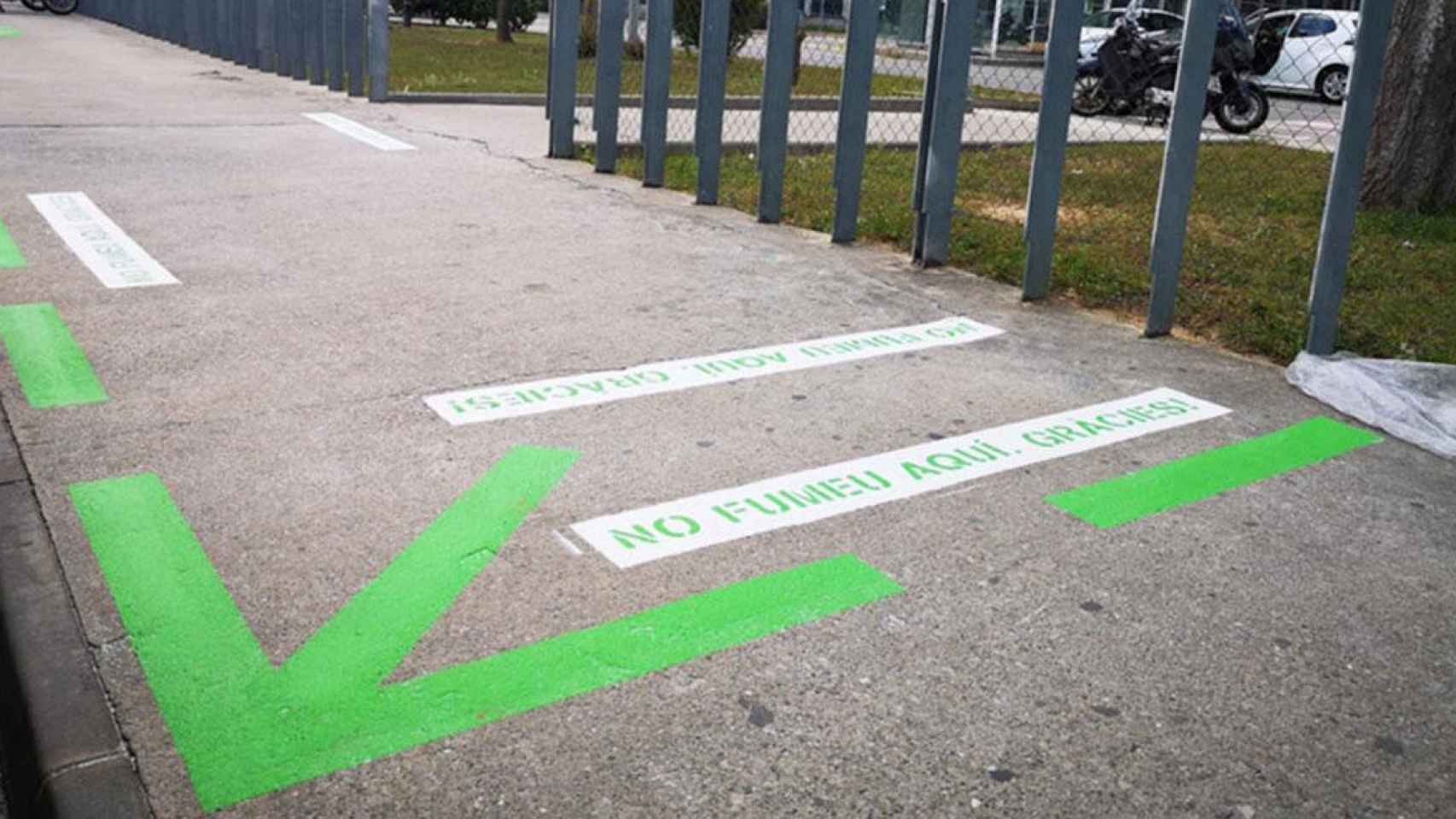 Zona delimitada para prohibir fumar en la entrada del Hospital Duran i Reynals con motivo de la campaña 'Alejemos el tabaco' en hospitales catalanes / IDIBELL