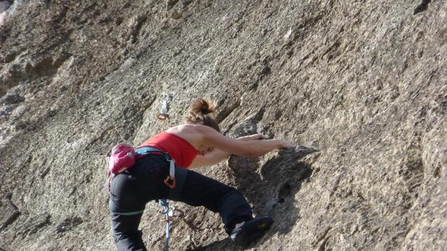 Una escaladora en plena ascensión a una montaña / Marc Pascual (PIXABAY)