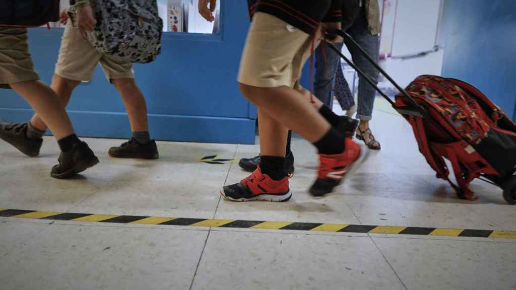 Los niños deben ir al colegio según los pediatras / EP