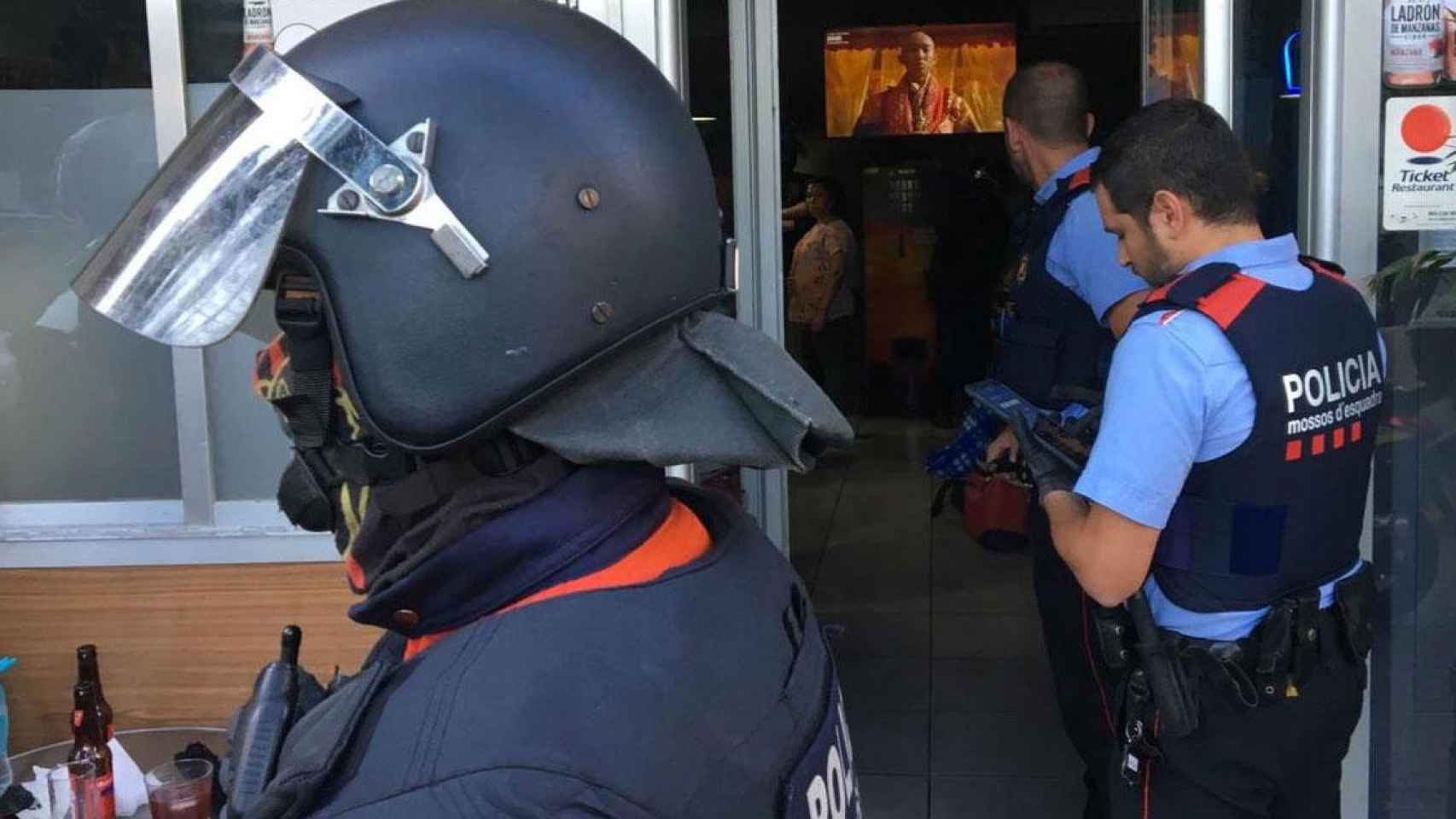 Agentes policiales entran en un bar / MOSSOS