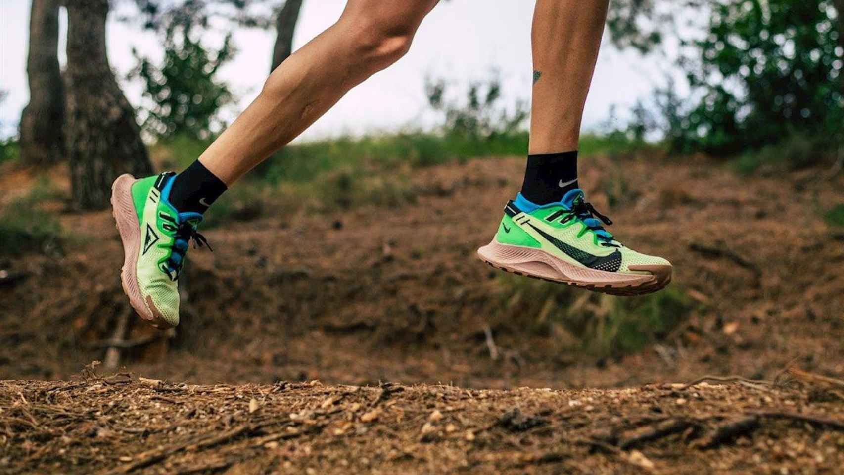 Un deportista corre por la montaña / EP