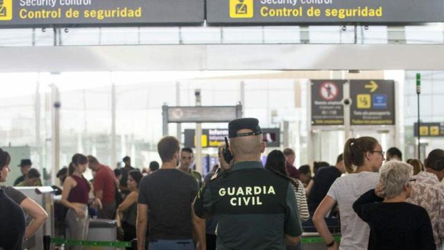 Un agente de la Guardia Civil en el aeropuerto de Barcelona-El Prat / EFE