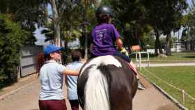 Hugo, el pequeño de Terrassa, durante una clase de equinoterapia / CG