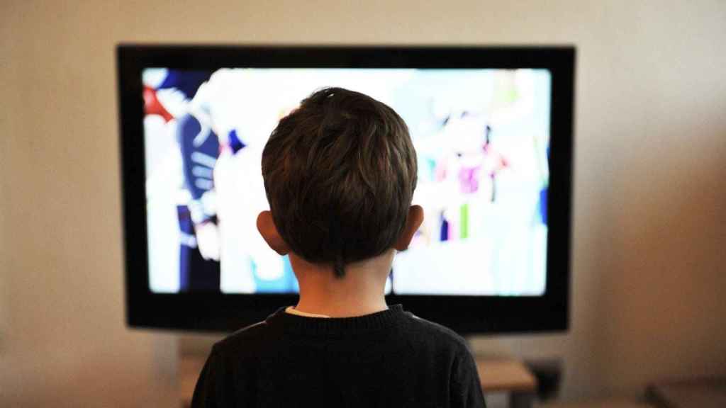 Un niño mirando la televisión / CG