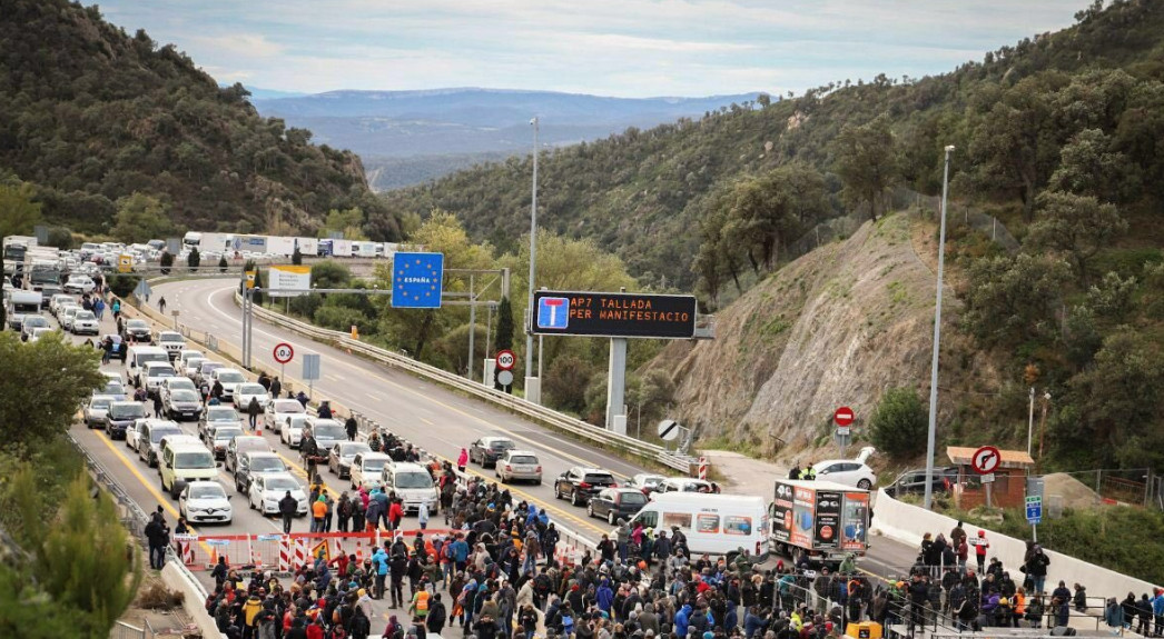 Manifestantes cortan la AP-7 después del desalojo de La Jonquera / ANONYMOUS CATALONIA