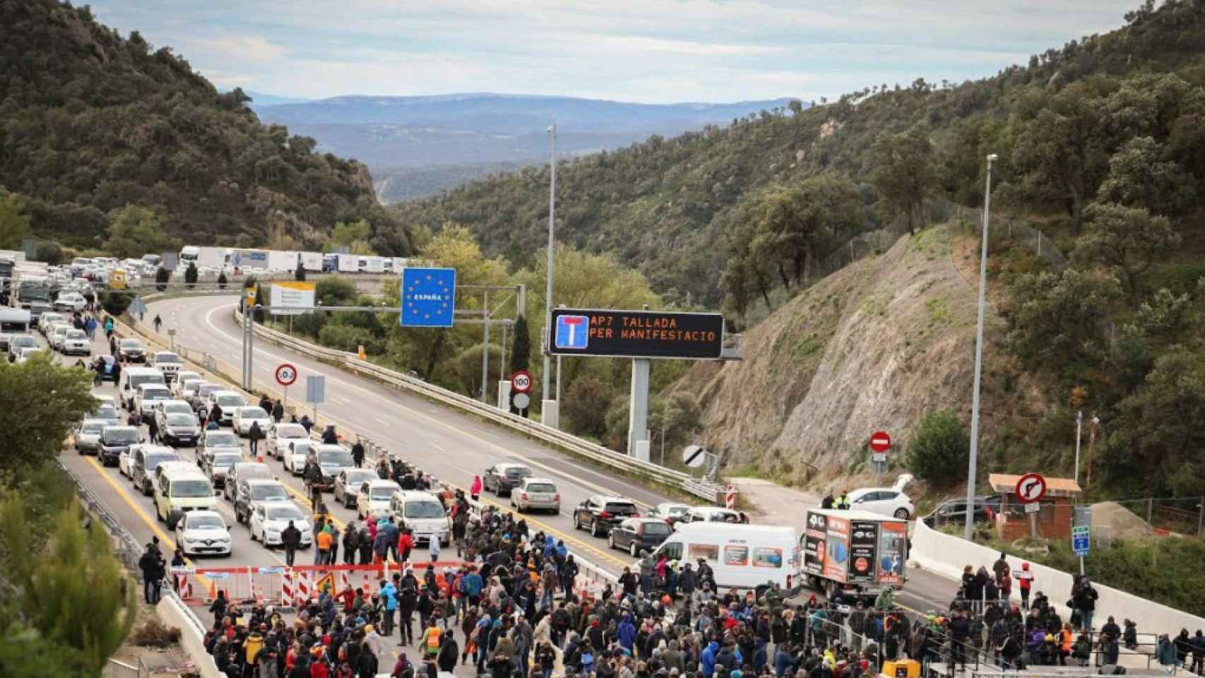 Manifestantes cortan la AP-7 después del desalojo de La Jonquera / ANONYMOUS CATALONIA