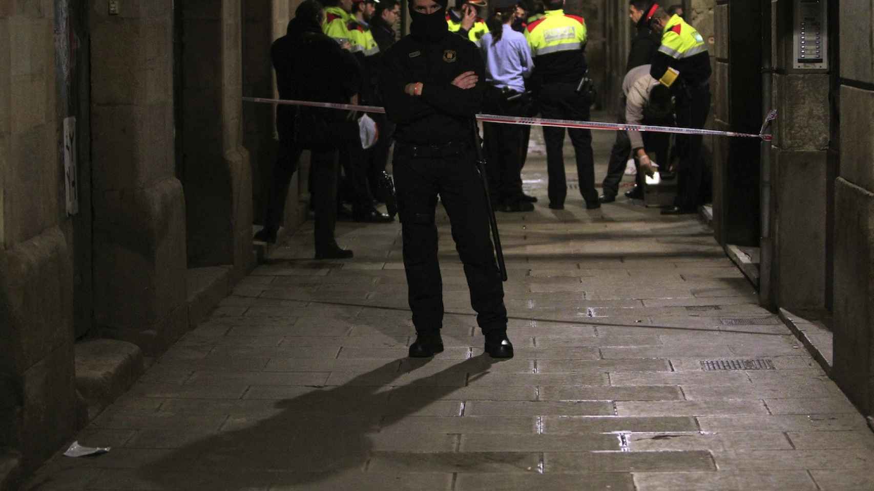 Un mosso d'esquadra en Ciutat Vella, una de las zonas de Barcelona donde se ha disparado la criminalidad / EFE