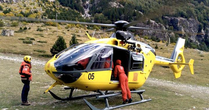 El helicóptero del Grupo de Actuaciones Especiales (GRAE) de los Bomberos de la Generalitat como el que ha participado en la búsqueda del joven / BOMBERS