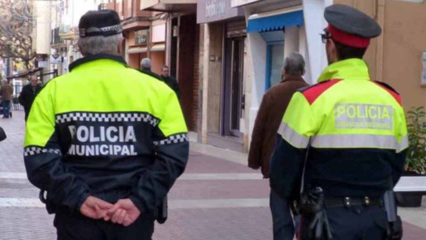 Imagen de un policía local patrullando con un mosso d'esquadra / CG