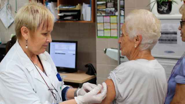 Una enfermera suministra una vacuna a una enferma de diabetes en un ambulatorio / EP