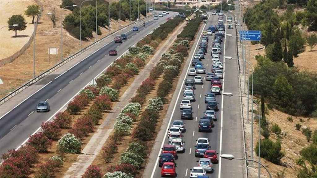 Una foto de una caravana de vehículos en Formentera / Europa Press