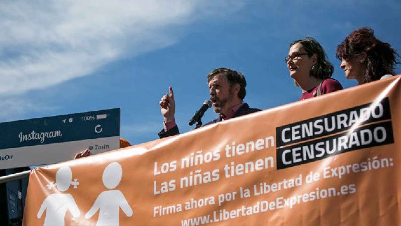 Ignacio Arsuaga, presidente de HazteOir, presentando el nuevo autobús esta semana en Madrid / EFE