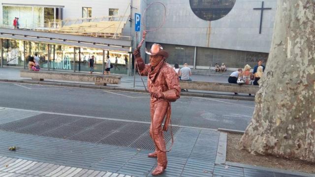 La estatua humana 'el vaquero de Las Ramblas' / CG