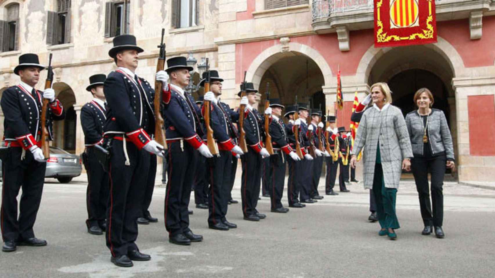 Los Mossos rinden armas al paso de la presidenta del Parlament, Carme Forcadell, junto a su antecesora, Núria de Gispert / EFE