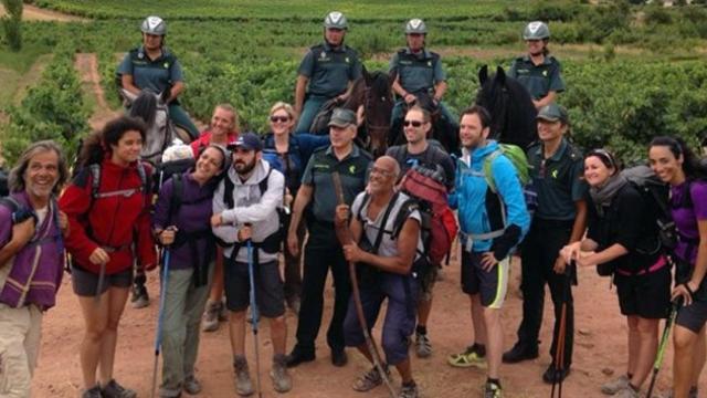 Unidades montadas de la Guardia Civil se fotografían con peregrinos del Camino de Santiago