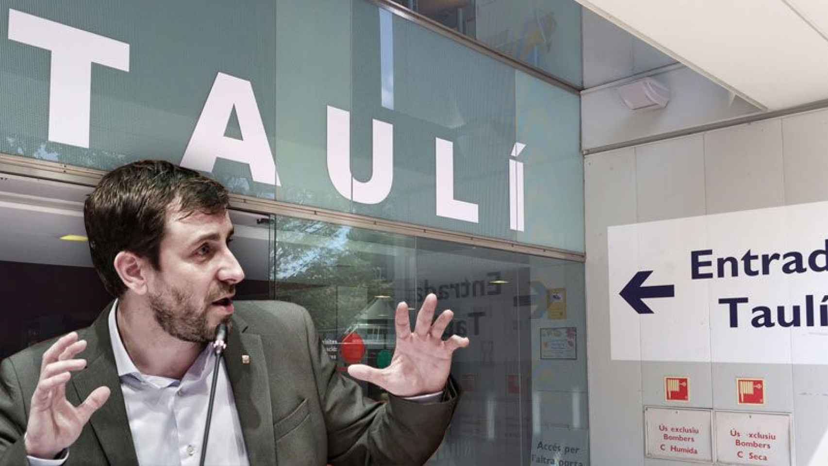 El consejero de Salud, Toni Comín, y la entrada a la Corporación Sanitaria Parc Taulí de Sabadell.