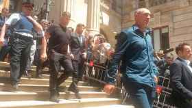 Leo Messi (en el centro de la imagen) y su padre (detrás, con gafas de sol), a la salida de la Audiencia de Barcelona tras declarar en el juicio por presunto fraude fiscal.