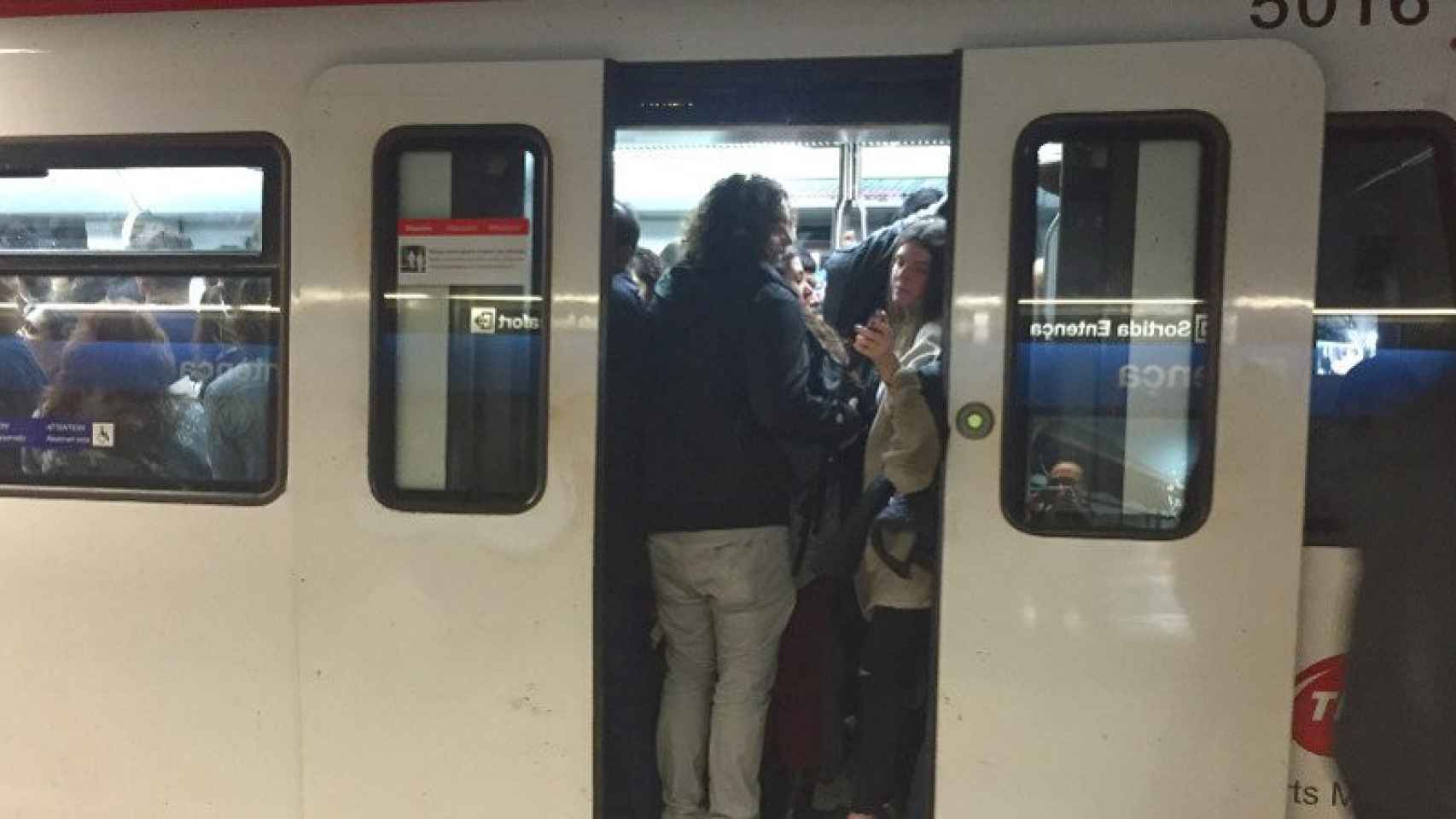 Un vagón del metro de Barcelona durante la jornada de huelga, a las 14:30h.