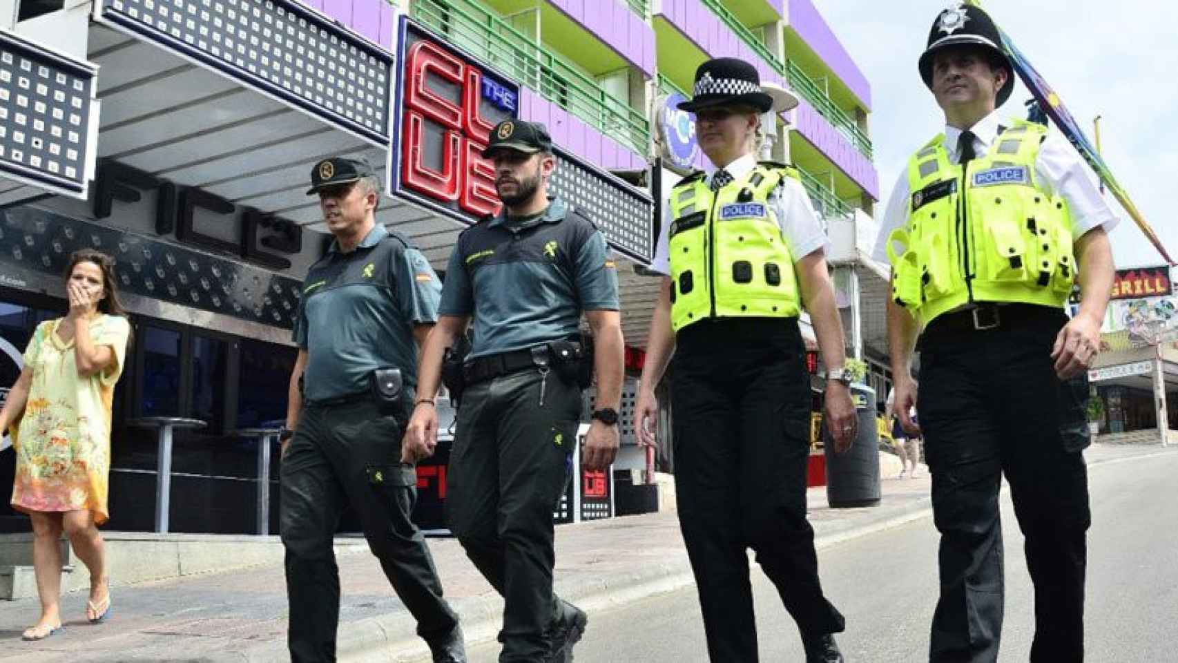 Agentes de la Guardia Civil y policía británica en Magaluf (Mallorca).