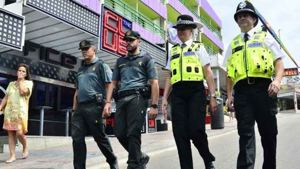 Agentes de la Guardia Civil y policía británica en Magaluf (Mallorca).