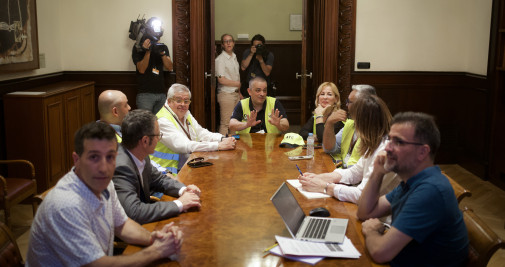 Tito Álvarez (al fondo), presidente de Élite Taxi, junto a Luis Berbel (a su derecha), presidente del Sindicat del Taxi de Catalunya, y Jenny Alaya (a su izquierda), presidenta de la Agrupació Taxi Companys, así como con otros representantes del sector en una reunión con miembros parlamentarios tras una marcha contra los VTC en mayo / DAVID ZORRAKINO - EUROPA PRESS