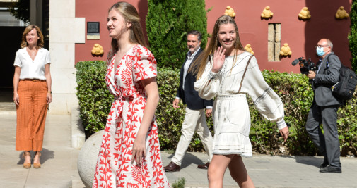 La Princesa Leonor (2i) y la Infanta Sofía (2d) saludan a su llegada al teatro museo Dalí de Figueres en Figueres, Girona / EUROPA PRESS