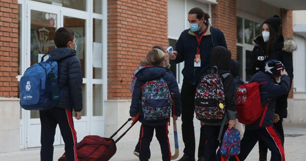 Profesores toman la temperatura a los alumnos antes de entrar a clase / Isabel Infantes (EP)